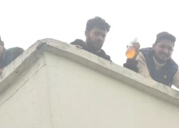पेट्रोल की बोतल लेकर कॉलेज की छत पर चढ़े छात्रनेता, आत्मदाह की दी चेतावनी, जाने वजह
