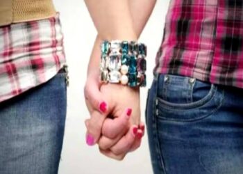 जिंदगी साथ में बिताने के लिए घर से फरार हो गई दो सहेलियां, बनारस में इस हाल में मिलीं