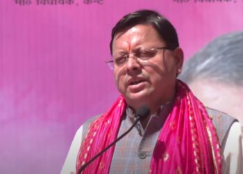 नगर निगम में आयोजित होली मिलन कार्यक्रम में पहुंचे सीएम धामी, मेयर की तारीफ़ करते आए नजर