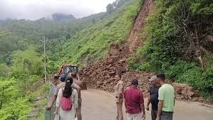 उत्तराखंड बारिश कहर: कोटद्वार हाईवे पर धंसा स्क्रबर, गैस सिलेंडरों से भरा ट्रक फंसा, दस घंटे से यातायात ठप